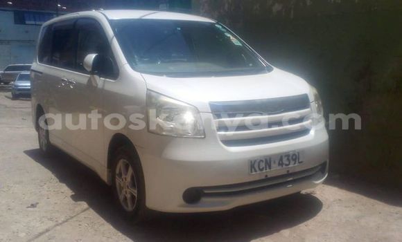 Oofamaa Toyota Noah White Makiinaa iti Nairobi keessatti Nairobi keessatti Oofamaa Toyota Noah White Makiinaa iti Nairobi keessatti Nairobi keessatti