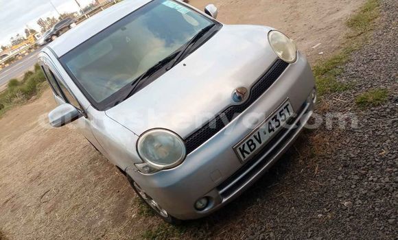 Oofamaa Toyota Sienta Silver Makiinaa iti Nairobi keessatti Nairobi keessatti