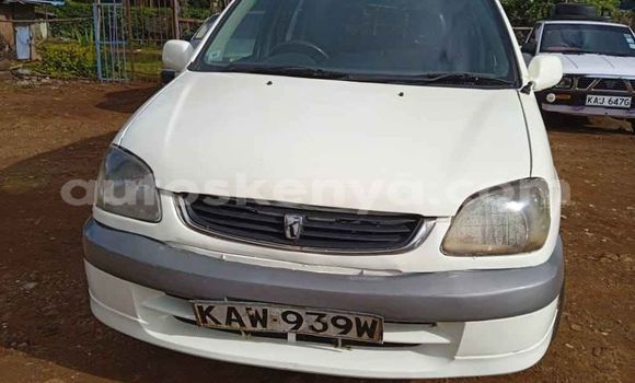 Oofamaa Toyota Raum White Makiinaa iti Nairobi keessatti Nairobi keessatti