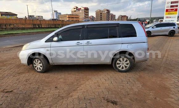 Oofamaa Toyota ISIS Silver Makiinaa iti Nairobi keessatti Nairobi keessatti