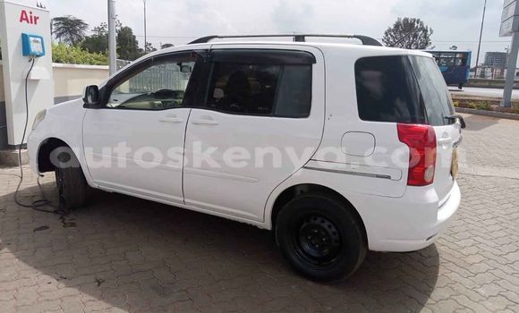 Oofamaa Toyota Raum White Makiinaa iti Nairobi keessatti Nairobi keessatti