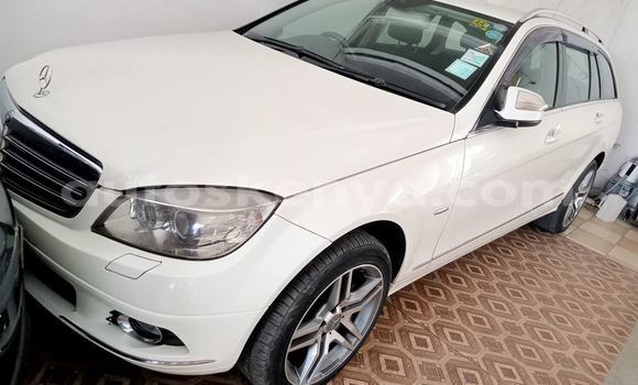 Oofamaa Mercedes-Benz C-Classe White Makiinaa iti Mombasa keessatti Coastal Kenya keessatti