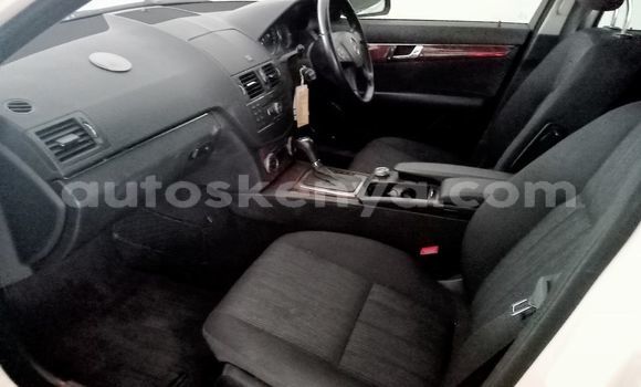 Nunua Ilio tumika Mercedes-Benz C-Classe Nyeupe Gari ndani ya Mombasa nchini Kenya ya Pwani Nunua Ilio tumika Mercedes-Benz C-Classe Nyeupe Gari ndani ya Mombasa nchini Kenya ya Pwani