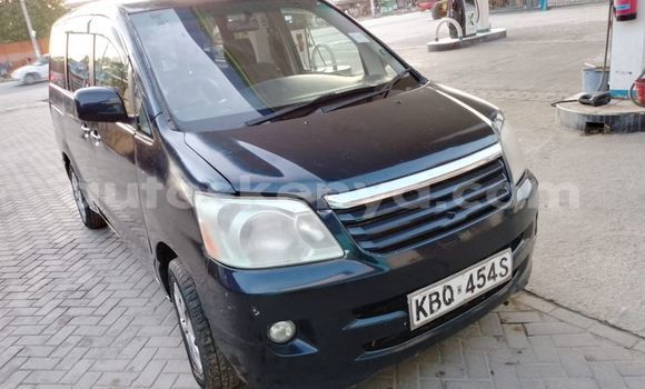 Oofamaa Toyota Noah Black Makiinaa iti Mombasa keessatti Coastal Kenya keessatti
