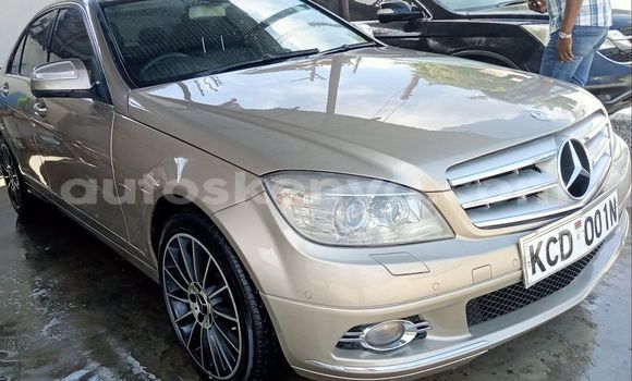 Oofamaa Mercedes‒Benz C–Class Silver Makiinaa iti Mombasa keessatti Coastal Kenya keessatti
