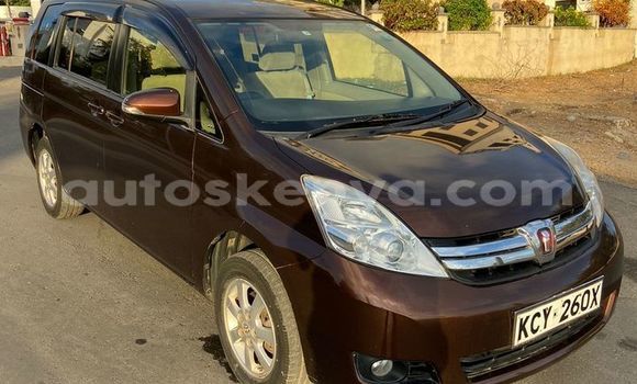 Oofamaa Toyota ISIS Brown Makiinaa iti Mombasa keessatti Coastal Kenya keessatti