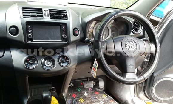 Nunua Ilio tumika Toyota RAV4 Fedha Gari ndani ya Mombasa nchini Kenya ya Pwani Nunua Ilio tumika Toyota RAV4 Fedha Gari ndani ya Mombasa nchini Kenya ya Pwani