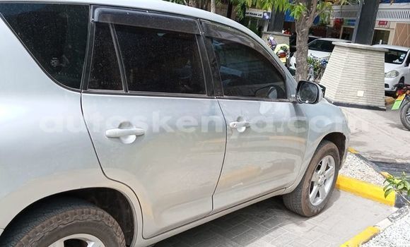 Nunua Ilio tumika Toyota RAV4 Fedha Gari ndani ya Mombasa nchini Kenya ya Pwani Nunua Ilio tumika Toyota RAV4 Fedha Gari ndani ya Mombasa nchini Kenya ya Pwani