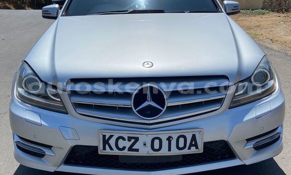 Oofamaa Mercedes‒Benz C–Class Silver Makiinaa iti Mombasa keessatti Coastal Kenya keessatti