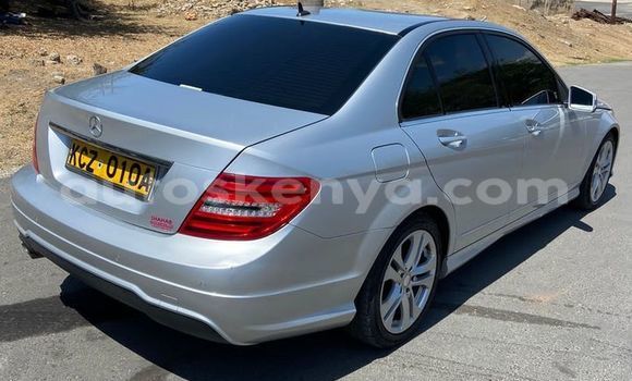 Nunua Ilio tumika Mercedes‒Benz C–Class Fedha Gari ndani ya Mombasa nchini Kenya ya Pwani Nunua Ilio tumika Mercedes‒Benz C–Class Fedha Gari ndani ya Mombasa nchini Kenya ya Pwani