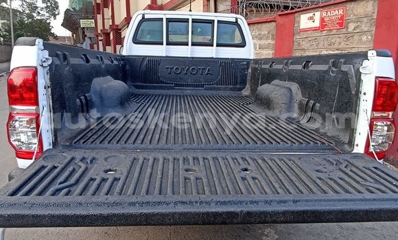 Oofamaa Toyota Hilux White Makiinaa iti Nairobi keessatti Nairobi keessatti Oofamaa Toyota Hilux White Makiinaa iti Nairobi keessatti Nairobi keessatti