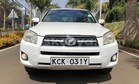 Oofamaa Toyota RAV4 White Makiinaa iti Nairobi keessatti Nairobi keessatti