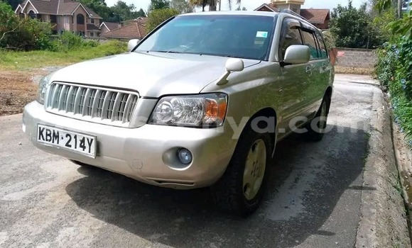 Oofamaa Toyota Kluger Silver Makiinaa iti Nairobi keessatti Nairobi keessatti