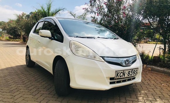 Nunua Ilio tumika Honda Fit Nyeupe Gari ndani ya Nairobi nchini Nairobi