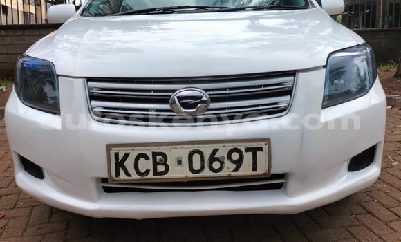 Oofamaa Toyota Axio White Makiinaa iti Nairobi keessatti Nairobi keessatti