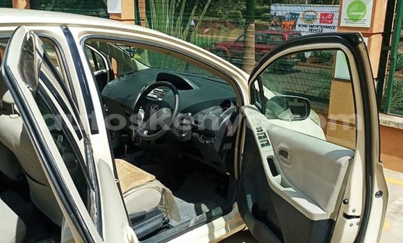 Oofamaa Toyota Vitz White Makiinaa iti Nairobi keessatti Nairobi keessatti Oofamaa Toyota Vitz White Makiinaa iti Nairobi keessatti Nairobi keessatti