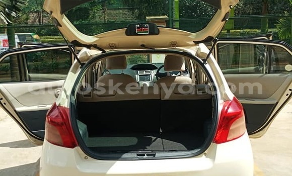 Oofamaa Toyota Vitz White Makiinaa iti Nairobi keessatti Nairobi keessatti Oofamaa Toyota Vitz White Makiinaa iti Nairobi keessatti Nairobi keessatti