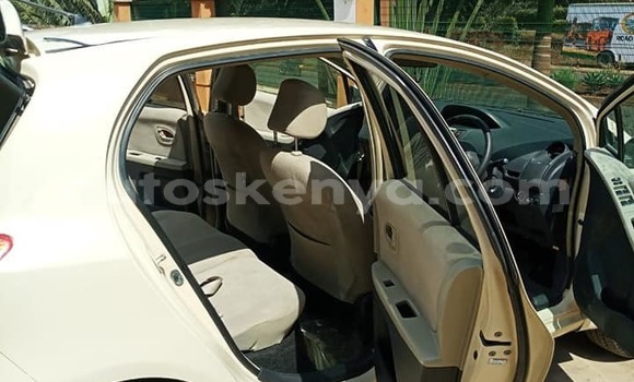 Oofamaa Toyota Vitz White Makiinaa iti Nairobi keessatti Nairobi keessatti Oofamaa Toyota Vitz White Makiinaa iti Nairobi keessatti Nairobi keessatti