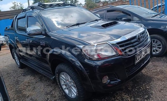Oofamaa Toyota Hilux Black Makiinaa iti Nairobi keessatti Nairobi keessatti