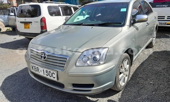 Oofamaa Toyota Avensis Silver Makiinaa iti Nairobi keessatti Nairobi keessatti