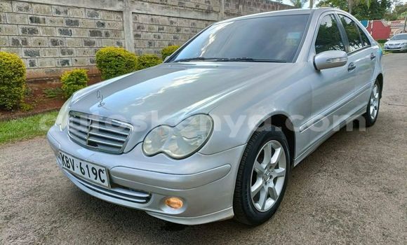 Oofamaa Mercedes‒Benz C–Class Silver Makiinaa iti Nairobi keessatti Nairobi keessatti