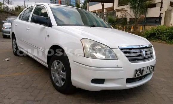 Oofamaa Toyota Premio White Makiinaa iti Nairobi keessatti Nairobi keessatti
