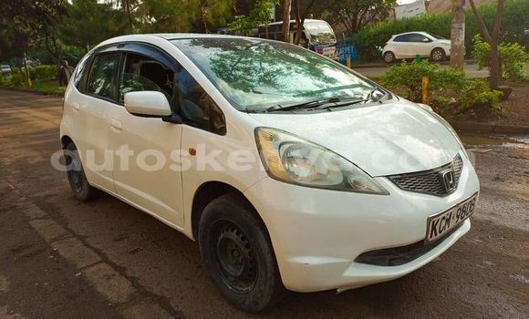 Nunua Ilio tumika Honda Fit Nyeupe Gari ndani ya Nairobi nchini Nairobi