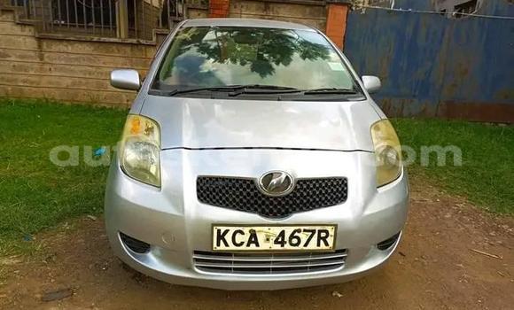 Oofamaa Toyota Vitz Silver Makiinaa iti Nairobi keessatti Nairobi keessatti