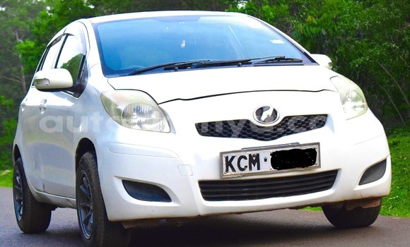 Oofamaa Toyota Vitz White Makiinaa iti Kakamega keessatti West Kenya keessatti