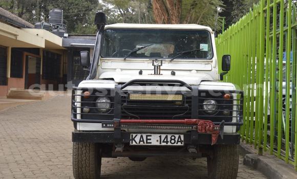 Nunua Ilio tumika Land Rover Defender Nyeupe Gari ndani ya Nairobi nchini Nairobi