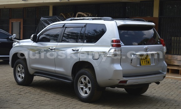 Oofamaa Toyota Land Cruiser Prado Silver Makiinaa iti Nairobi keessatti Nairobi keessatti
