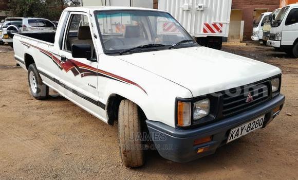 Oofamaa Mitsubishi L400 Beige Netiree iti Narok keessatti Rift Valley keessatti