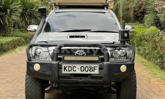 Oofamaa Toyota Hilux Silver Makiinaa iti Nairobi keessatti Nairobi keessatti Oofamaa Toyota Hilux Silver Makiinaa iti Nairobi keessatti Nairobi keessatti