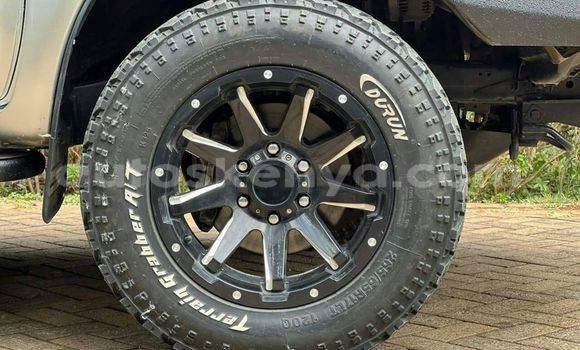 Oofamaa Toyota Hilux Silver Makiinaa iti Nairobi keessatti Nairobi keessatti Oofamaa Toyota Hilux Silver Makiinaa iti Nairobi keessatti Nairobi keessatti