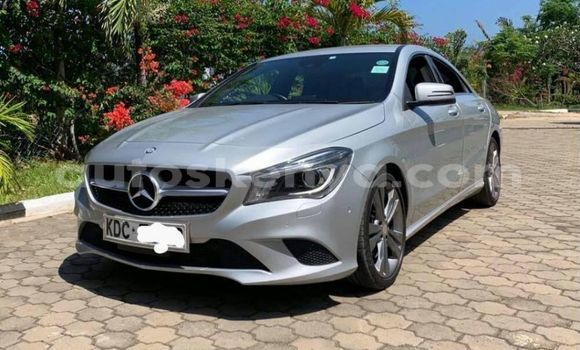 Oofamaa Mercedes‒Benz E–Class Silver Makiinaa iti Nairobi keessatti Nairobi keessatti