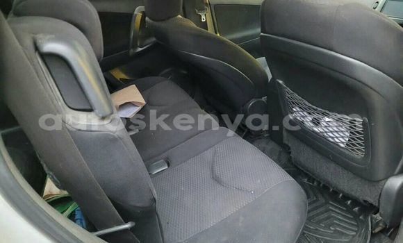 Oofamaa Toyota RAV4 White Makiinaa iti Nairobi keessatti Nairobi keessatti Oofamaa Toyota RAV4 White Makiinaa iti Nairobi keessatti Nairobi keessatti