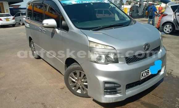 Nunua Ilio tumika Toyota Voxy Fedha Gari ndani ya Nairobi nchini Nairobi