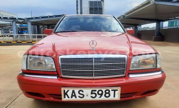 Oofamaa Mercedes‒Benz C–Class Red Makiinaa iti Nairobi keessatti Nairobi keessatti