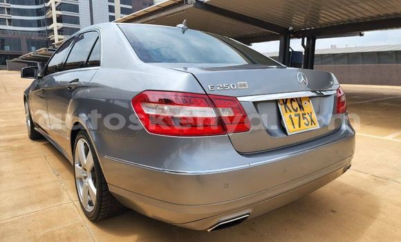 Oofamaa Mercedes‒Benz E–Class Blue Makiinaa iti Nairobi keessatti Nairobi keessatti