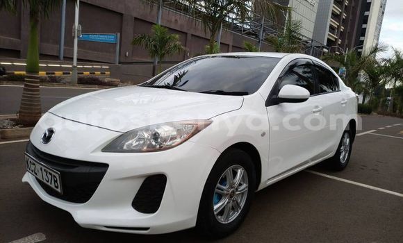 Oofamaa Mazda Axela White Makiinaa iti Nairobi keessatti Nairobi keessatti