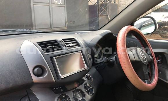 Oofamaa Toyota RAV4 White Makiinaa iti Nairobi keessatti Nairobi keessatti Oofamaa Toyota RAV4 White Makiinaa iti Nairobi keessatti Nairobi keessatti