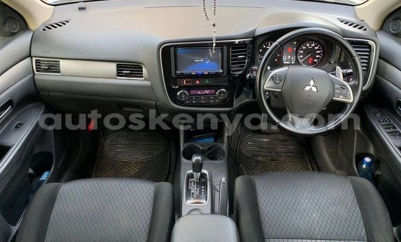 Oofamaa Mitsubishi Outlander White Makiinaa iti Nairobi keessatti Nairobi keessatti Oofamaa Mitsubishi Outlander White Makiinaa iti Nairobi keessatti Nairobi keessatti
