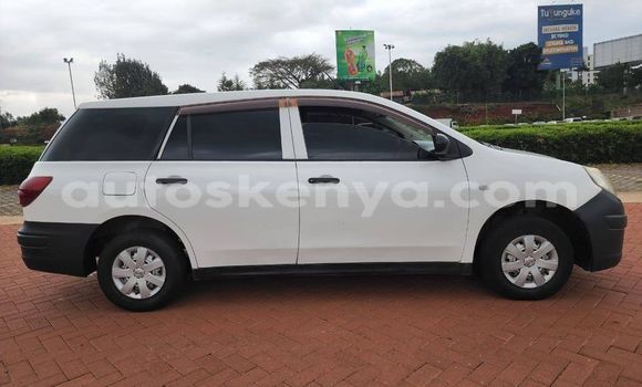 Oofamaa Nissan AD White Makiinaa iti Nairobi keessatti Nairobi keessatti