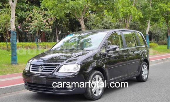 Nunua Ilio tumika Volkswagen Touran Fedha Gari ndani ya Kericho nchini Bonde la Ufafanuzi