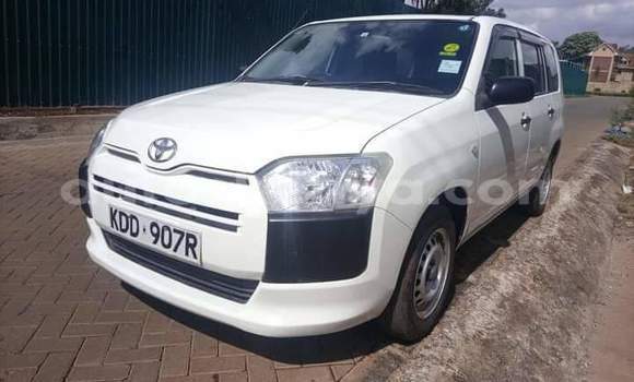Oofamaa Toyota Probox White Makiinaa iti Nairobi keessatti Nairobi keessatti