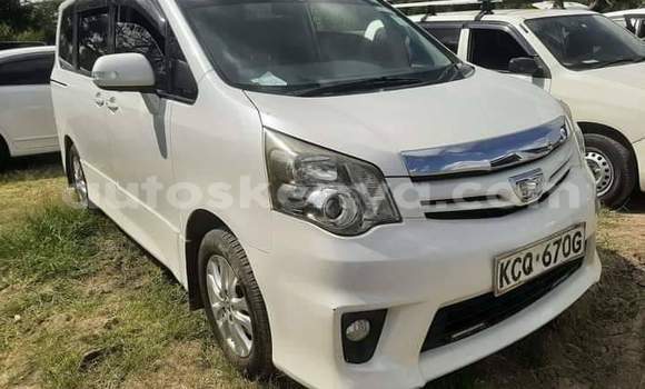 Oofamaa Toyota Noah White Makiinaa iti Nairobi keessatti Nairobi keessatti