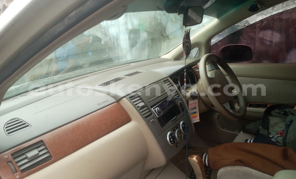 Oofamaa Nissan tiida Beige Makiinaa iti Nairobi keessatti Nairobi keessatti