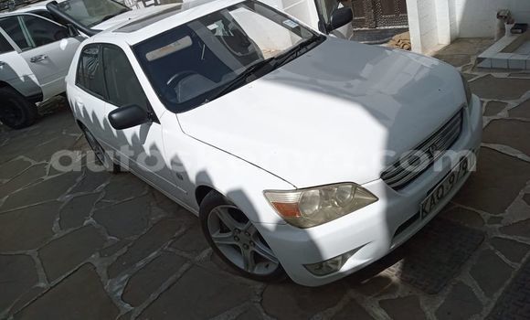 Oofamaa Toyota Altezza White Makiinaa iti Mombasa keessatti Coastal Kenya keessatti