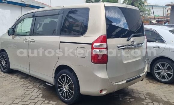 Oofamaa Toyota Noah Beige Makiinaa iti Mombasa keessatti Coastal Kenya keessatti