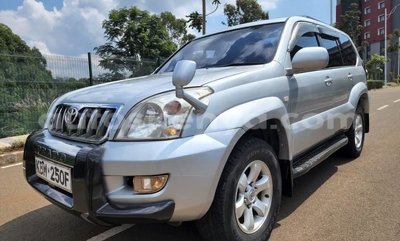 Oofamaa Toyota Land Cruiser Prado Silver Makiinaa iti Nairobi keessatti Nairobi keessatti